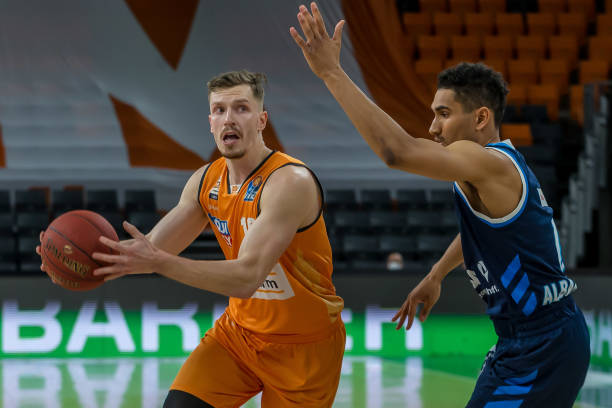 不仅仅依靠 不仅仅依靠